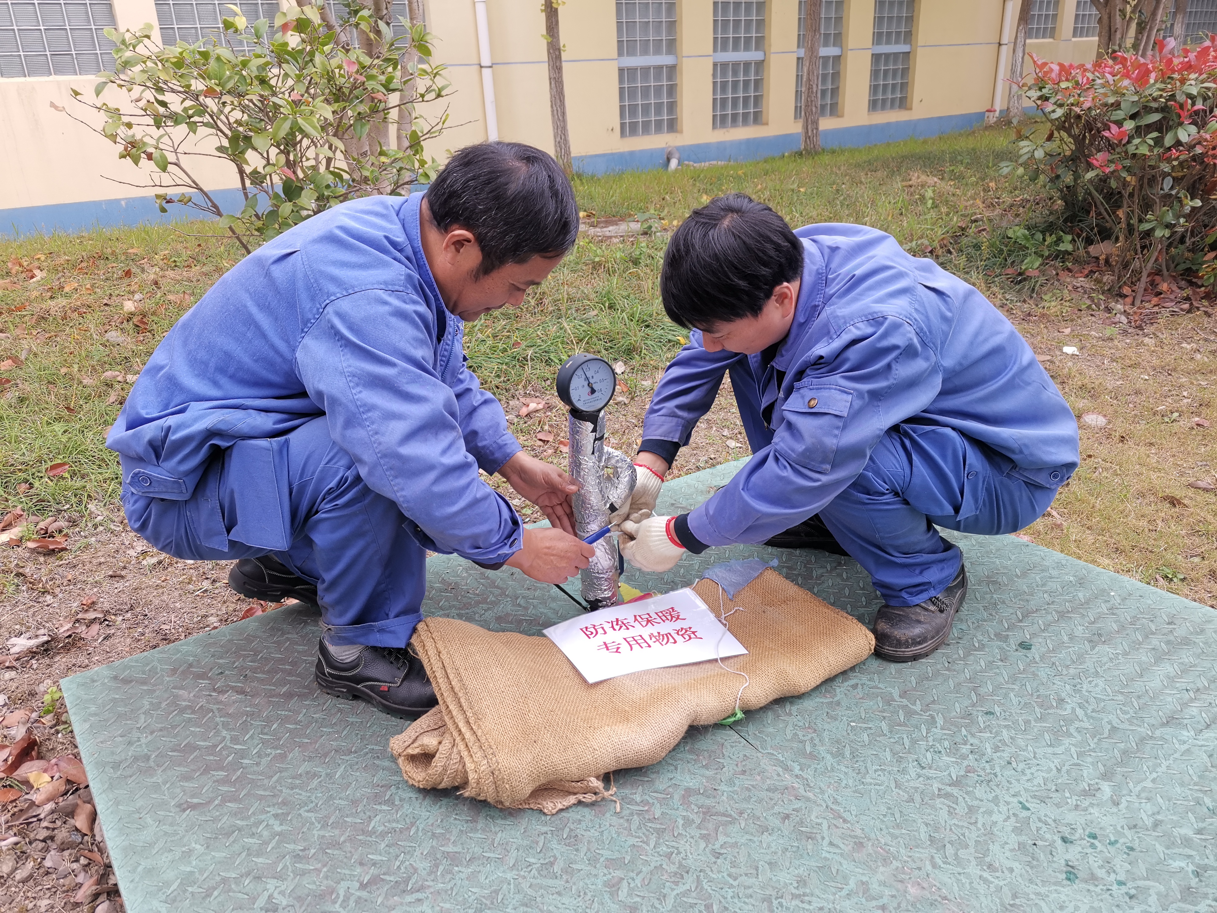j9游戏水务原水公司长江原水厂对厂区内袒露管路包裹防冻铝箔保暖棉.jpg